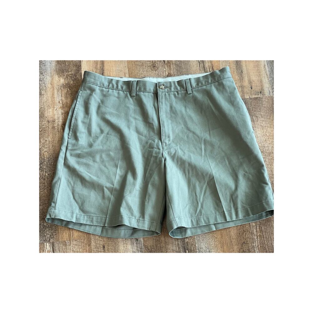 L.L. Bean Men's Green Khaki twill shorts 100% Cotton, size 38